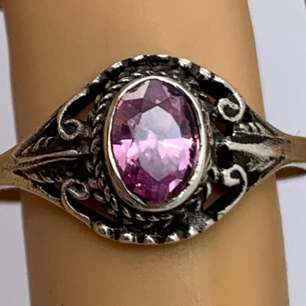 925.Vintage Sterling Gemstone Ring size 8.